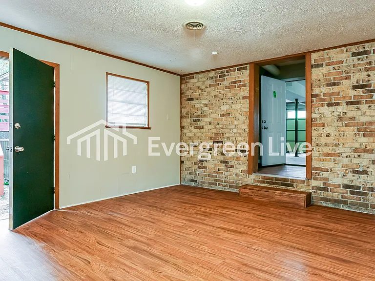 1705 W 58th St — Photo 6