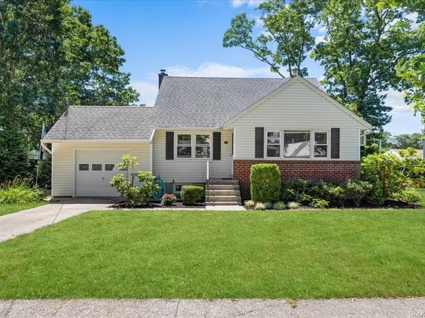 175 Deauville Boulevard, Copiague, NY 11726