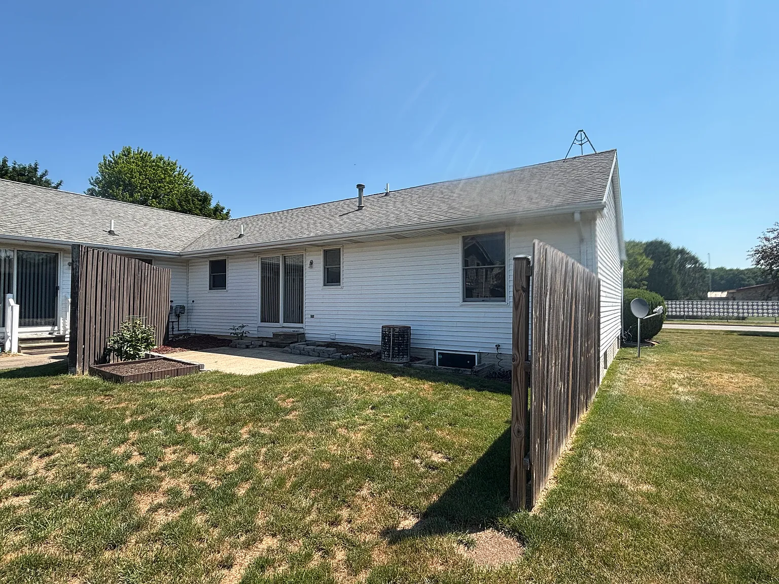 3 bed, 1.5 bath, $1,500 — Photo 2