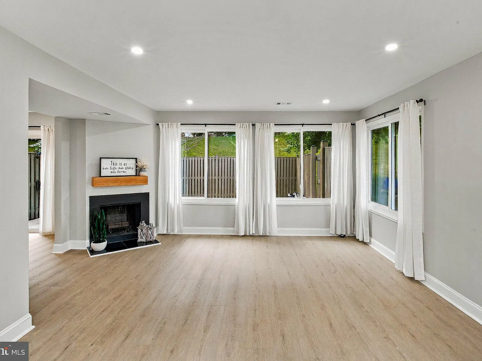 4 bed, 2.5 bath, 1464 sqft, $2,700 — Photo 3