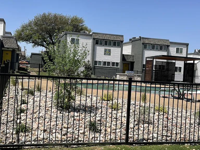 Avaya Garland Apartments — Photo 11