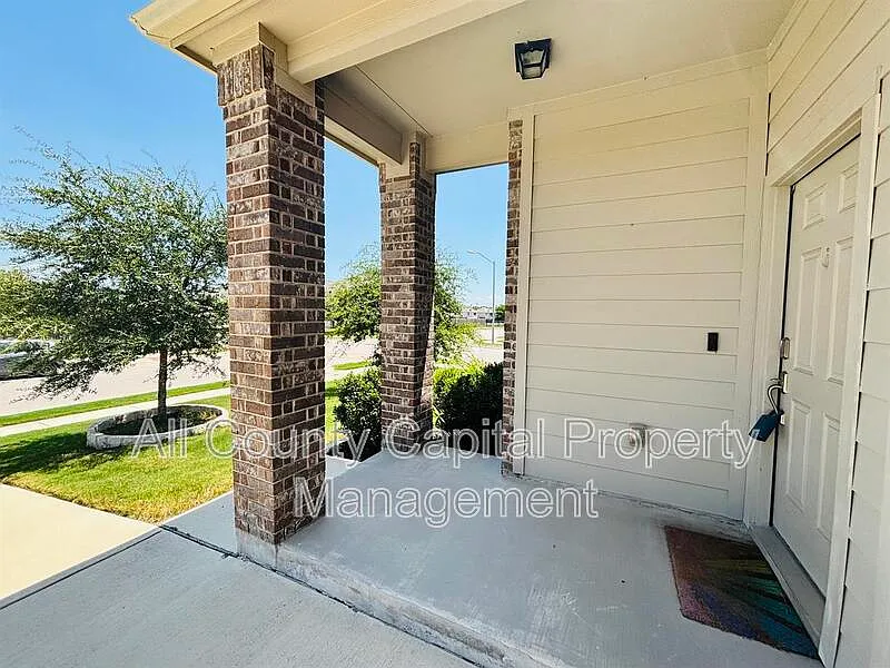4 bed, 2.5 bath, 2629 sqft, $2,695 — Photo 2