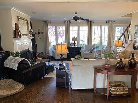 Family Room 20' x 20'