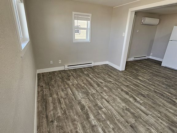 Living Room: 13.5' x 9.6'
