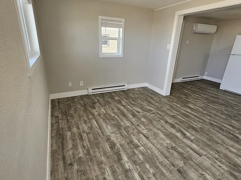 Living Room: 13.5' x 9.6'