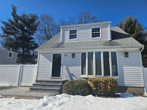 211 Iceland Drive, South Huntington, NY 11746