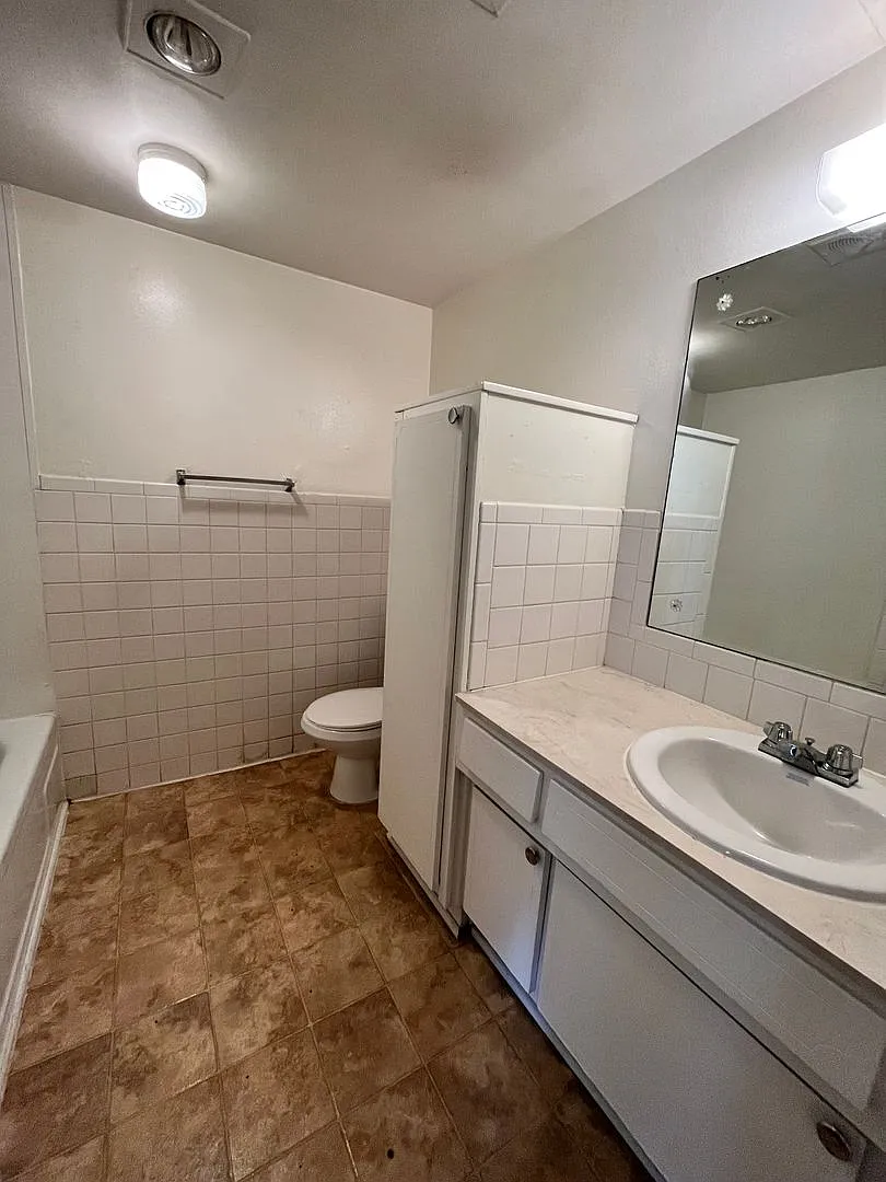 Hillcrest Apartments — Photo 4