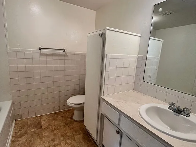 Hillcrest Apartments — Photo 4