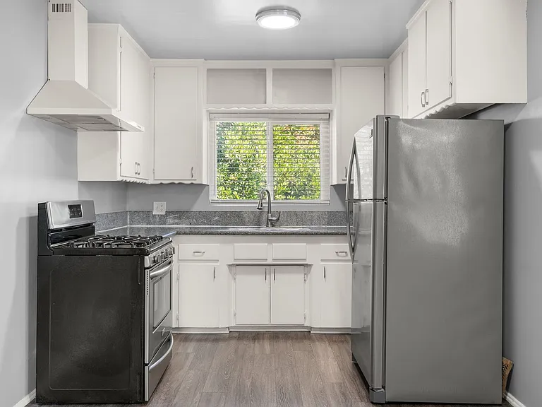 1577 Pine Avenue — Photo 12