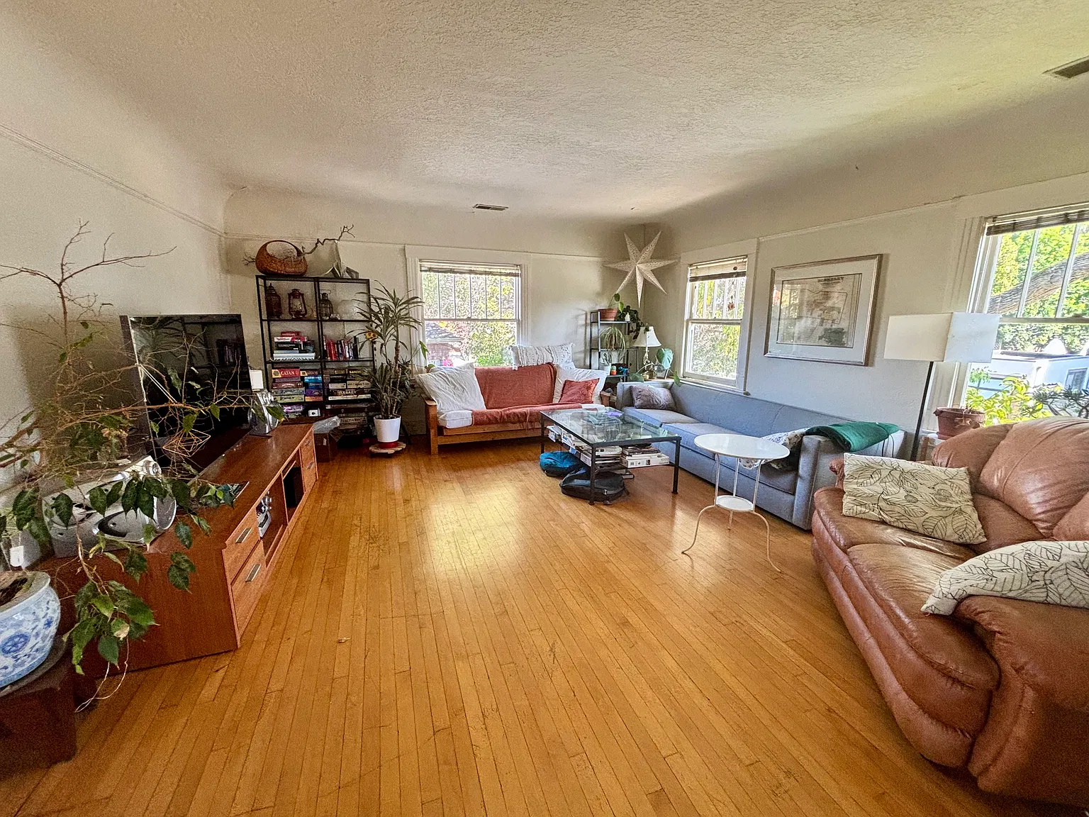 5 bed, 3000 sqft, $928 — Photo 2