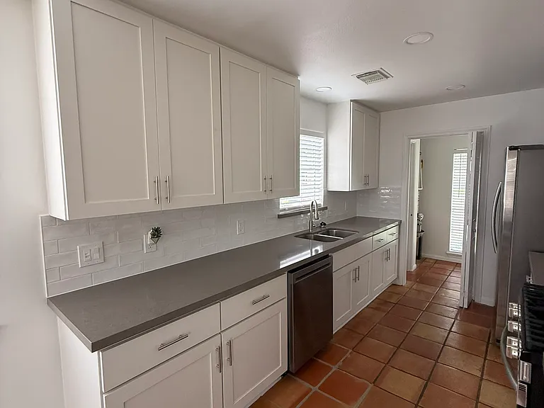 Deep sink with disposal and dishwasher