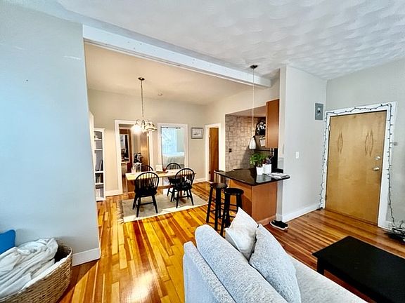 3rd image of 435 Hanover St #3B