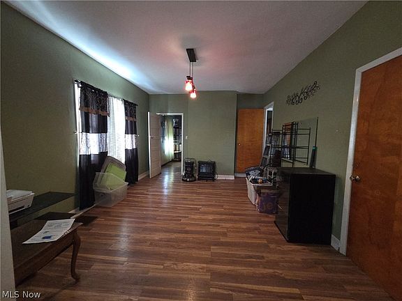 4th image of 710 Washington St