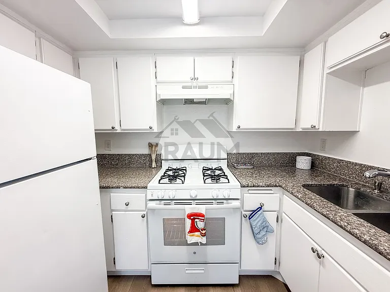 5245 RIVERTON AVE. — Photo 6
