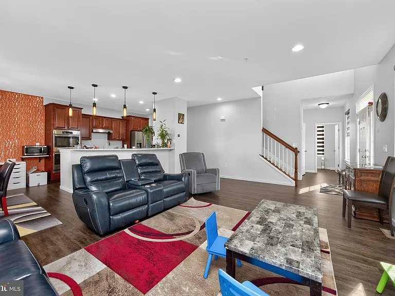 271 Fairfield Cir W — Photo 8