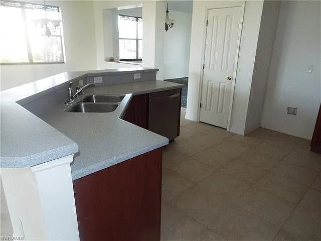 1422 NE 10th St — Photo 3