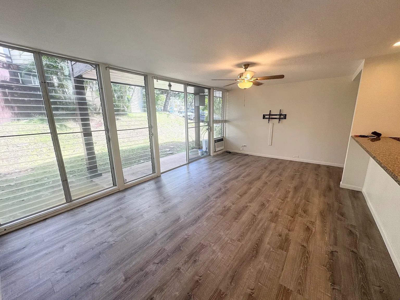 3 bed, 1056 sqft, $3,400 — Photo 3