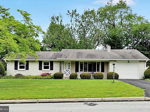 3rd image of 109 Spruce St