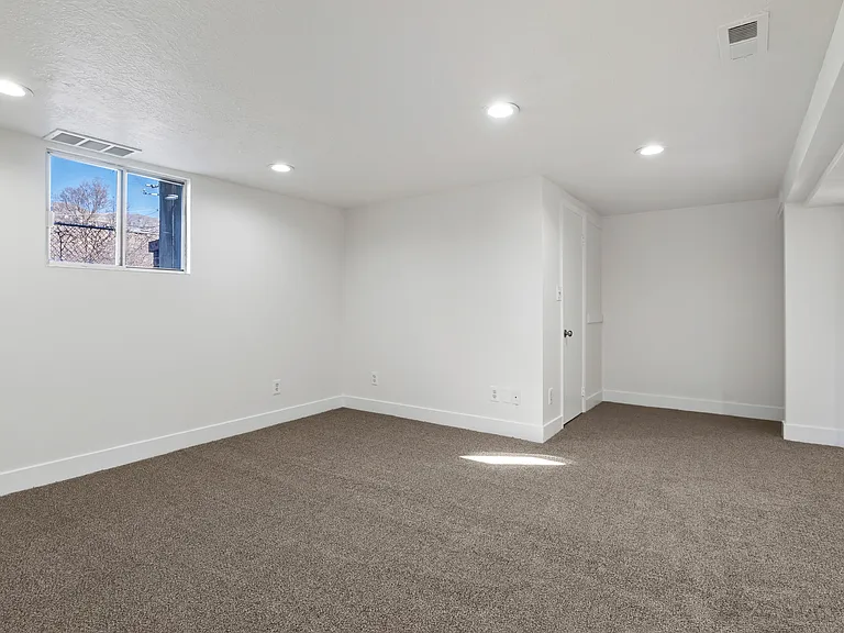 377 N 200 W — Photo 22