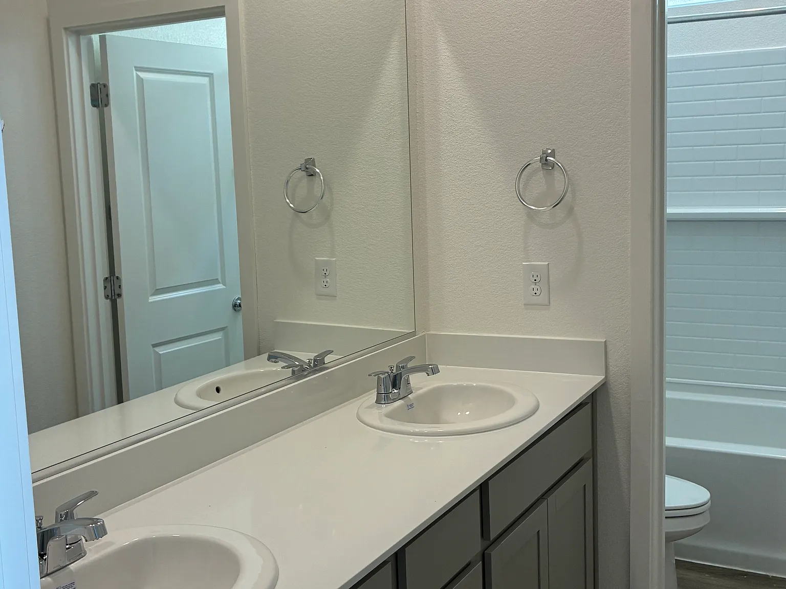 3 bed, 2.5 bath, 1421 sqft, $2,300 — Photo 4
