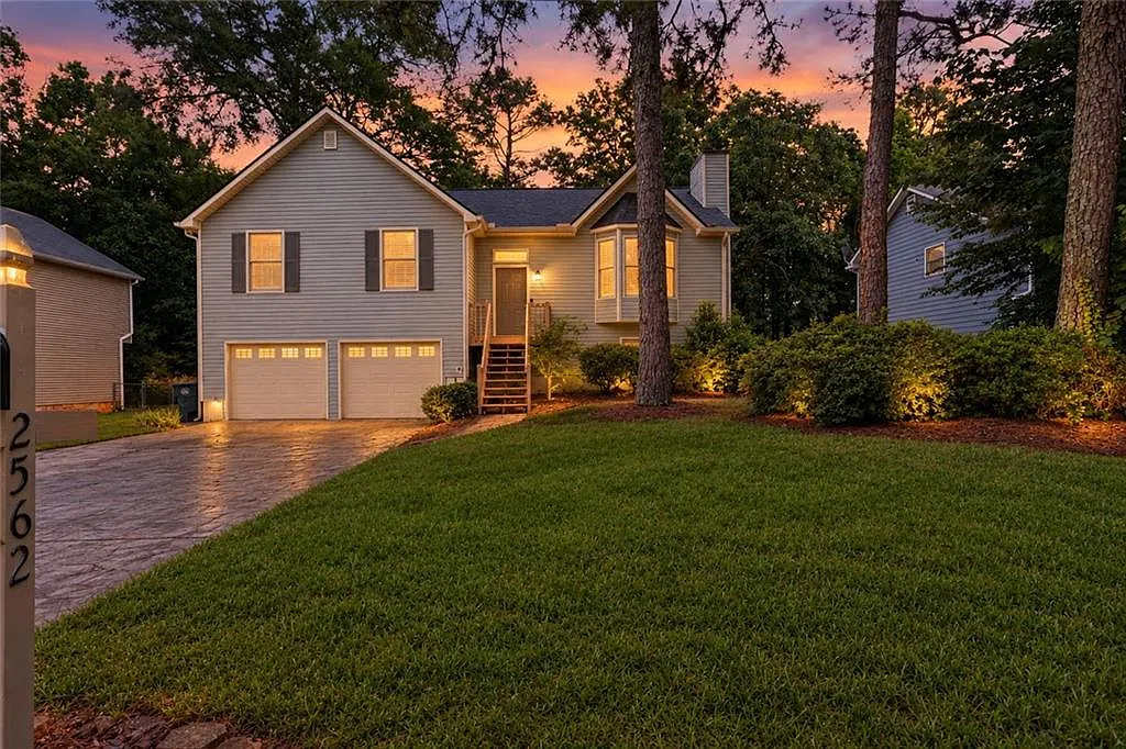 4 bed, 2.0 bath, 2252 sqft, $2,400 — Photo 1