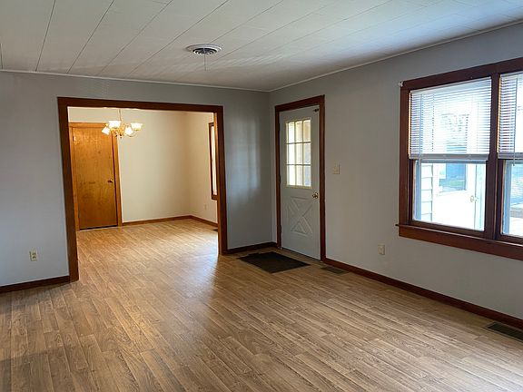 4th image of 211 E Court St