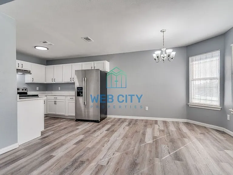 2525 Lyola St — Photo 4