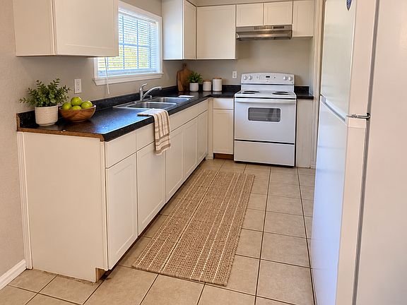 3rd image of 213 E 58th St N