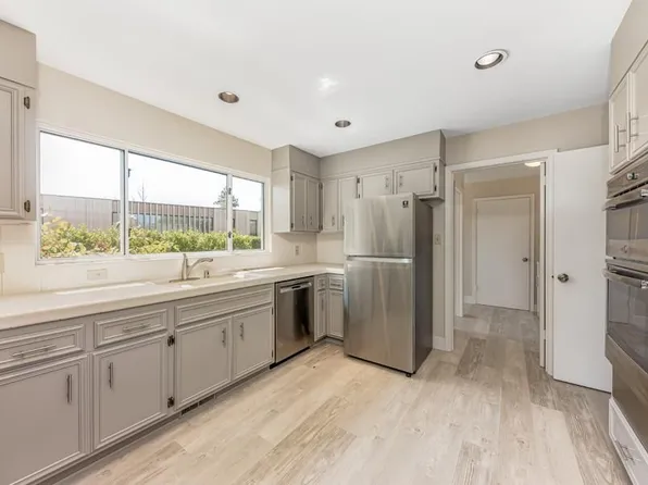 20 Castle Ct, Hillsborough, CA 94010