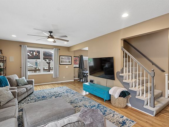 3rd image of 611 SE Chaparal Ct