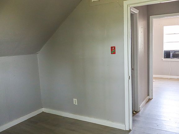 5th image of 801 Roseanne St #15