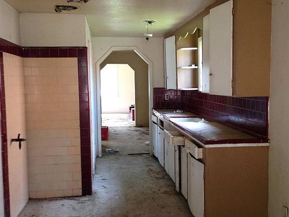 5th image of 3267 E Clay Ave