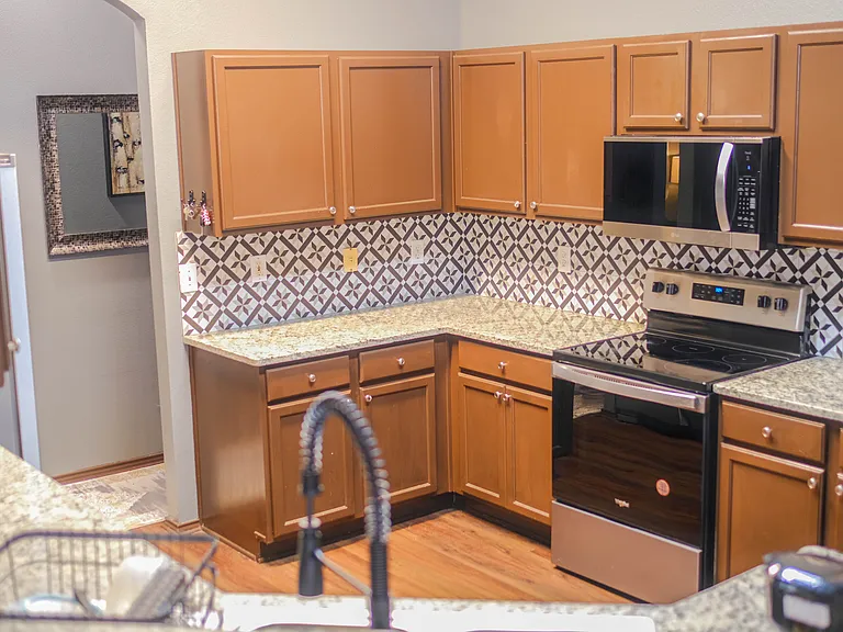 1806 Walnut Hills Ln — Photo 10