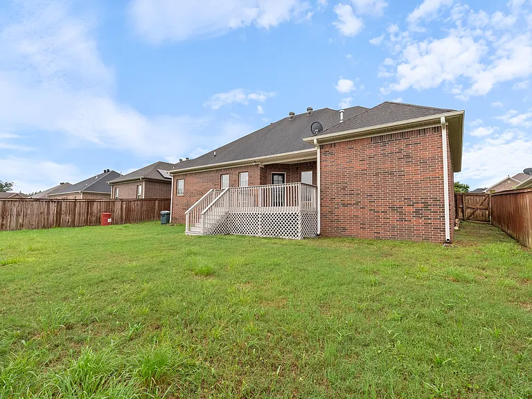 1300 Edge Valley Dr N — Photo 27