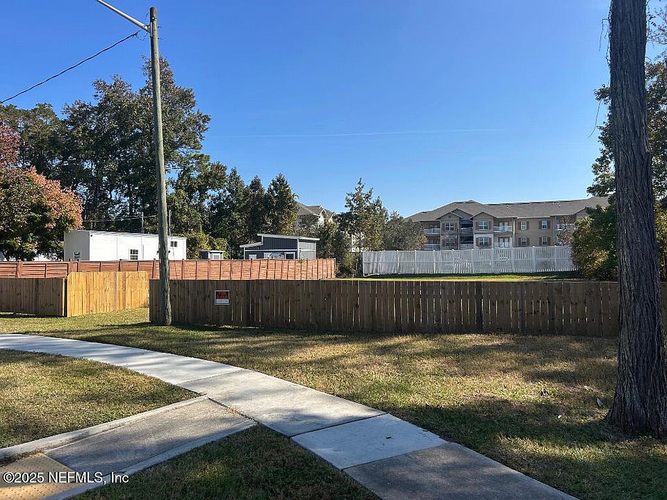 2nd image of 1661 COCOANUT Road