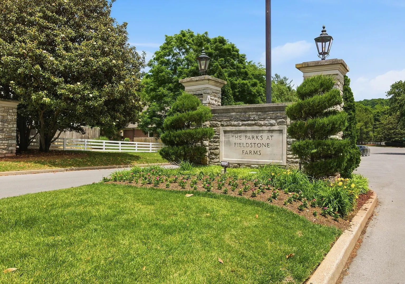Charming Townhome Living in Fieldstone Farms — Photo 2