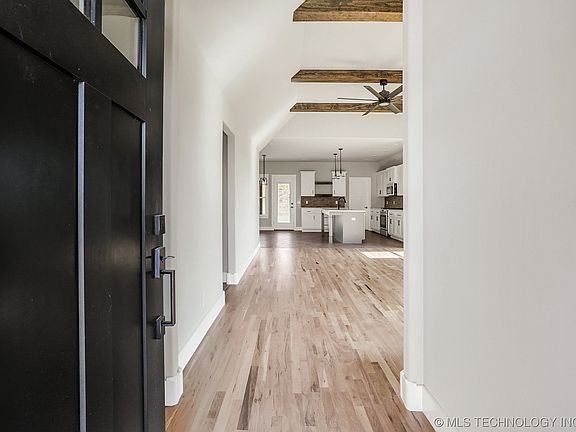 3rd image of 2441 W King Ln