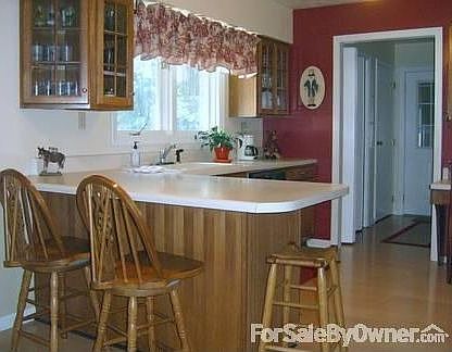 Kitchen : Eat at bar, open to dining room, laundry room w/pantry & door to garage.