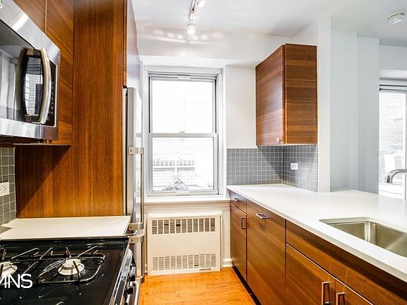 3rd image of 300 E 46th St APT 6D