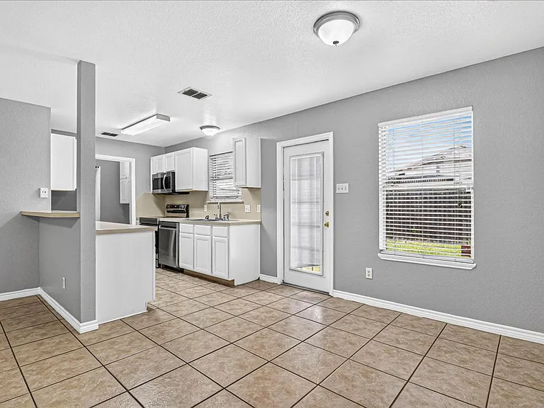 6810 Blue Skyway Dr — Photo 11