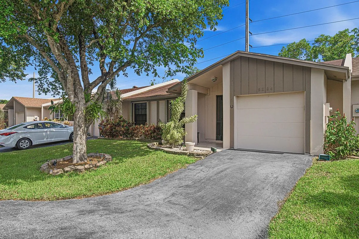 3 bed, 2.0 bath, 1393 sqft, $3,100 — Photo 2
