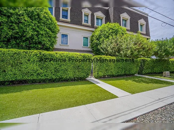 4438 N 27th St #4 — Photo 1
