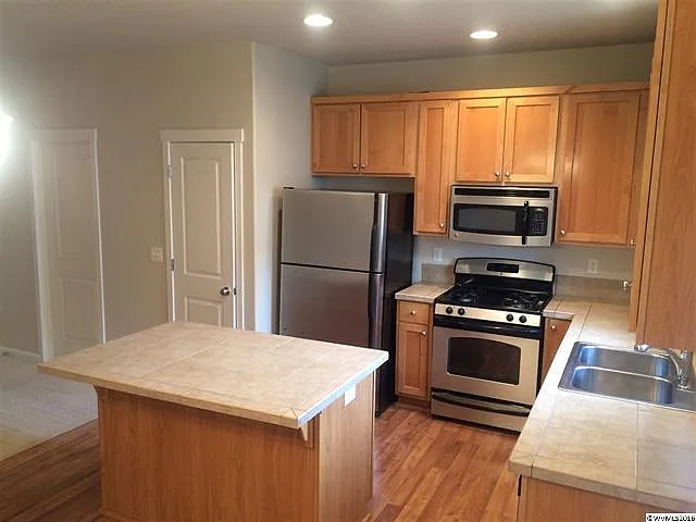 1479 Gifford St SE #2 — Photo 4