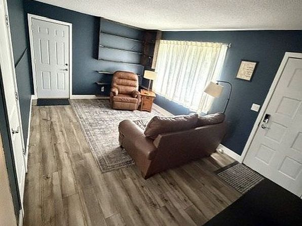 1401 Sandra Cir
