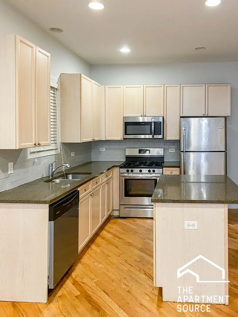 4 bed, 2500 sqft, $6,750 — Photo 1