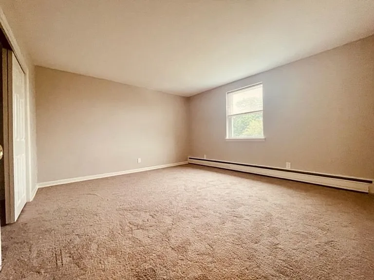 500 Manor House Ln — Photo 9