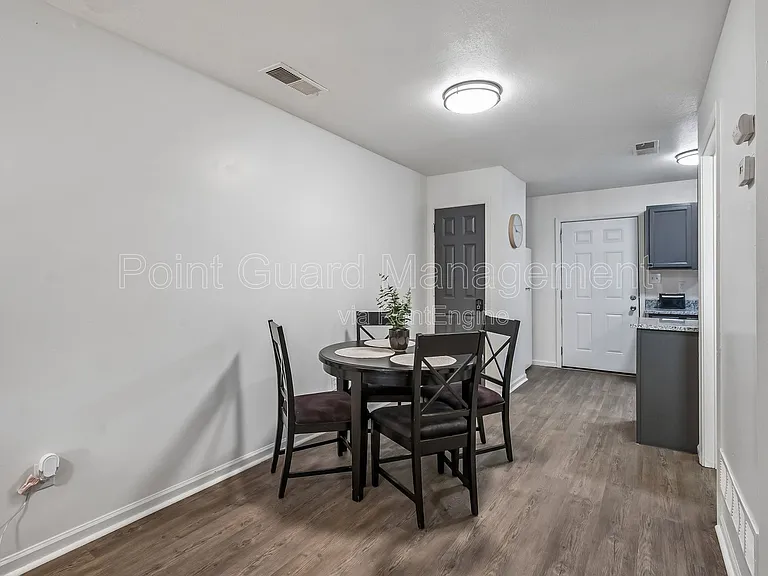 321 W South Ave — Photo 34