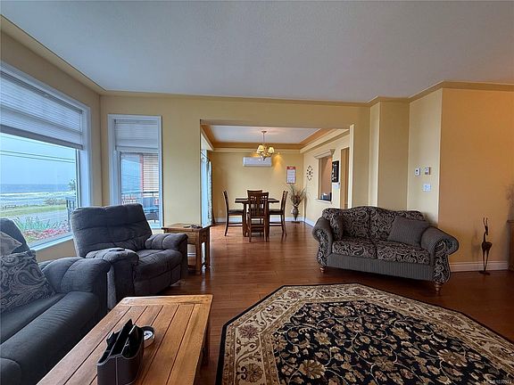 3rd image of 3264 Island Hwy S