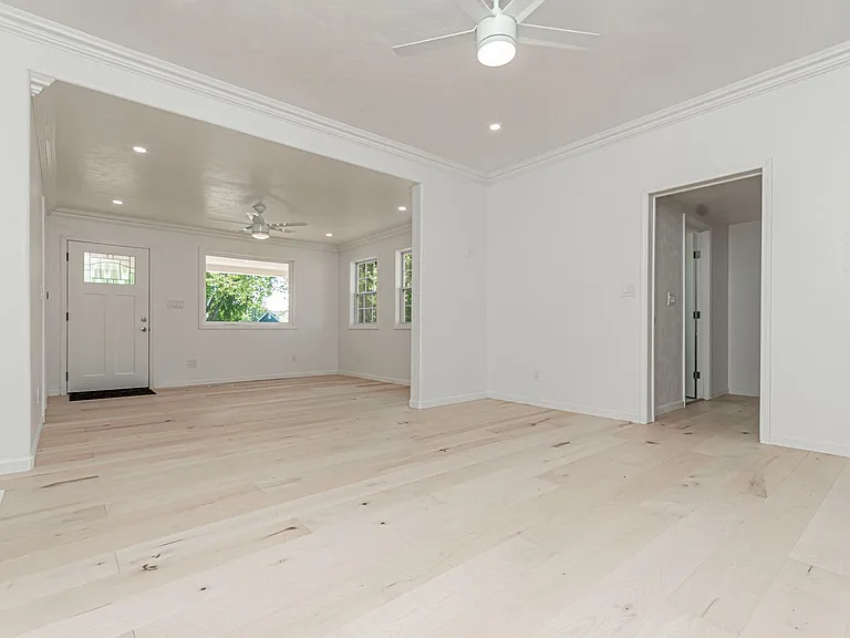 829 Broadway Ave — Photo 6