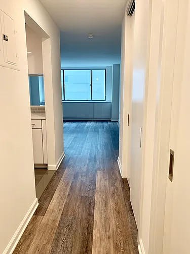 520 W 43rd St Photo 1